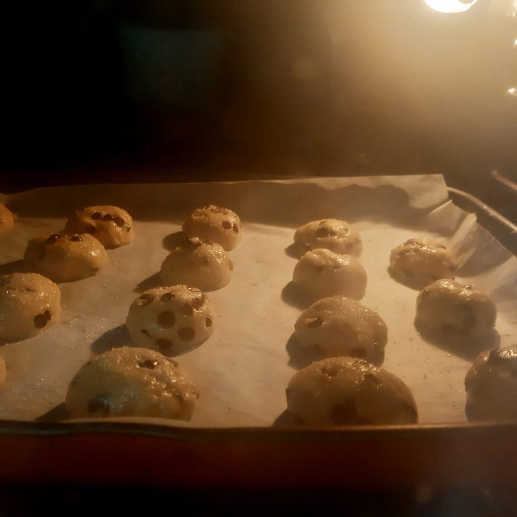 biscotti con gocce di cioccolato e arancia