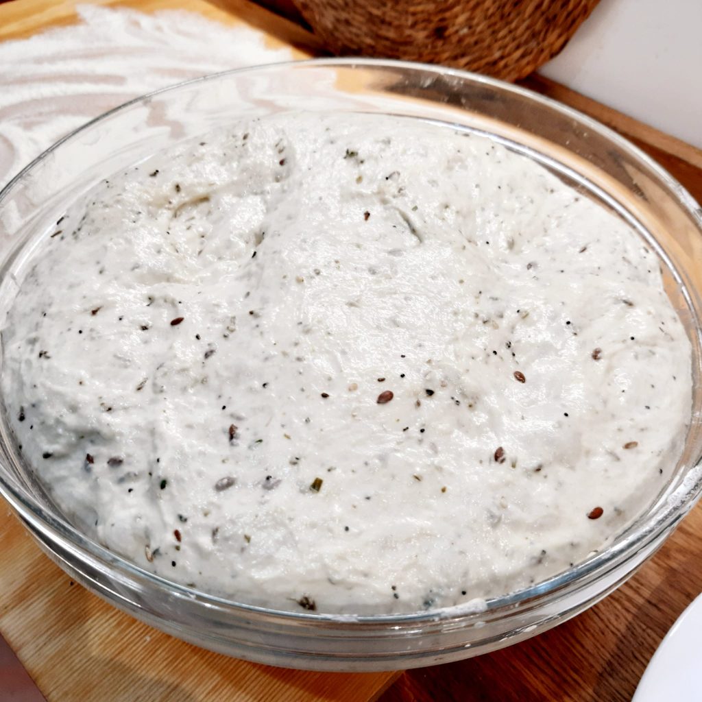 pane facile ai semi e erbe aromatiche