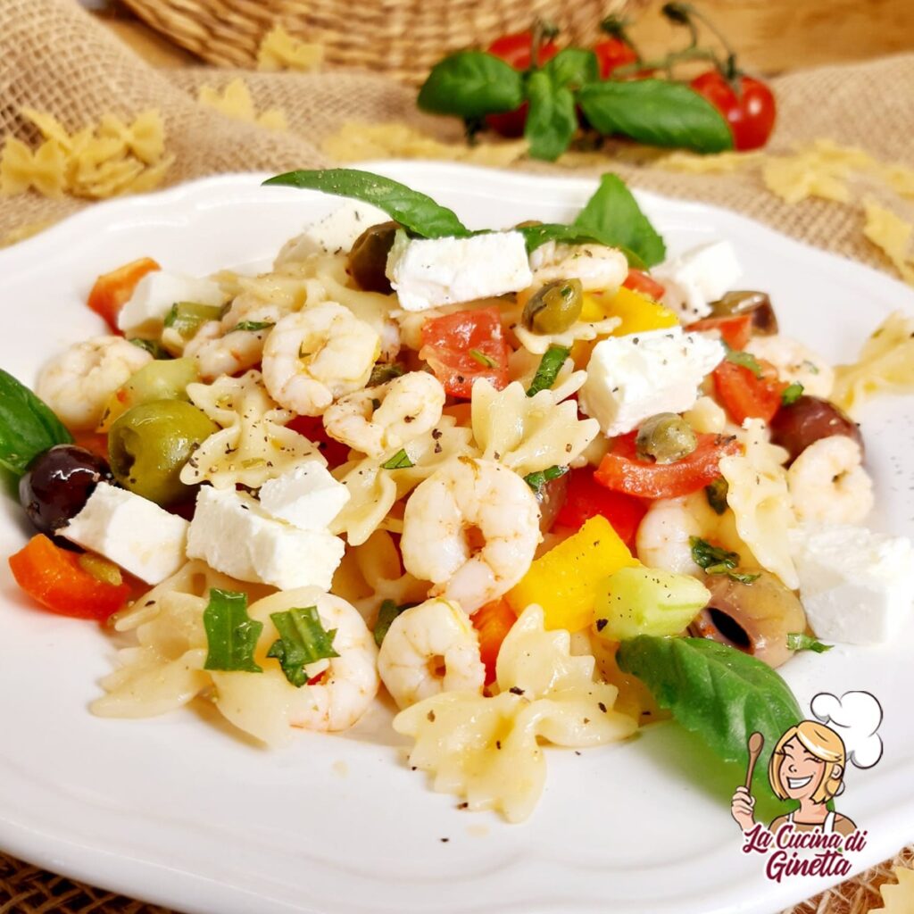 insalata di farfalline con verdure e gamberetti