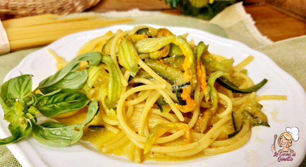 spaghettoni con zucchine alici e fiori di zucca