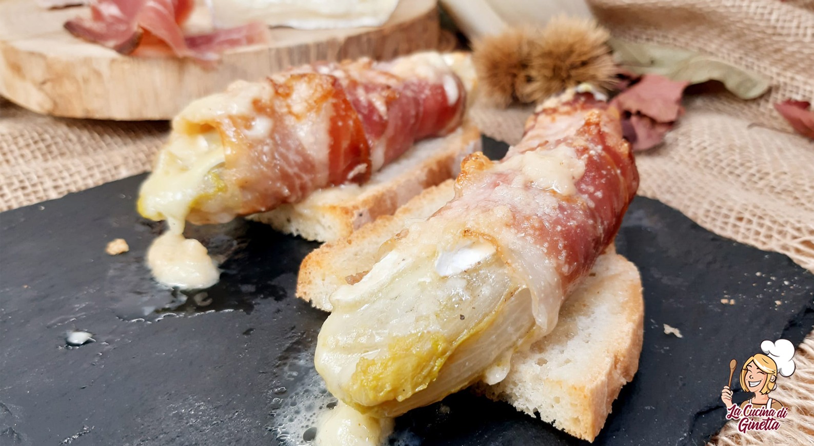 indivia belga farcita con brie in un abbraccio di speck