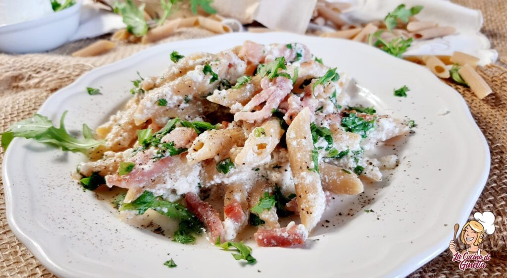 penne integrali con bacon ricotta e rughetta