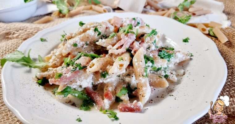 PENNE INTEGRALI CON BACON RICOTTA E RUGHETTA