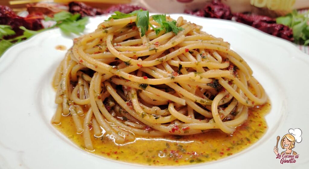 spaghetti aglio olio peperoncino con alici e peperoni cruschi