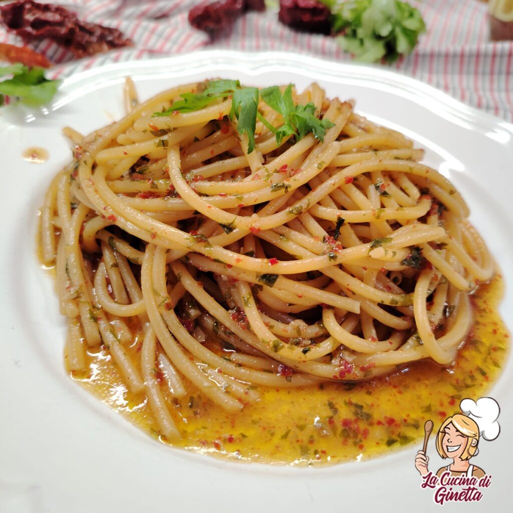 spaghetti aglio olio peperoncino con alici e peperoni cruschi