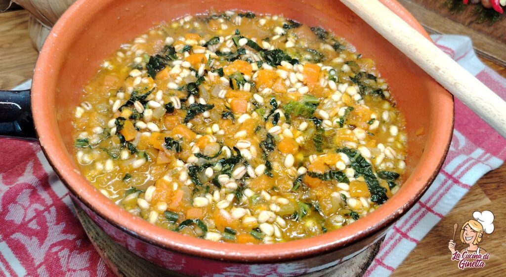 minestra di zucca orzo e cavolo nero